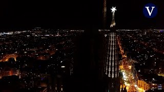 La estrella de la Sagrada Família ya ilumina Barcelona [upl. by Doowyah]