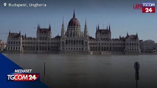 Maltempo in Ungheria a Budapest lacqua del Danubio circonda il parlamento [upl. by Nolyar]