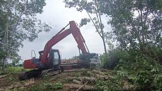 PROSES PENAIKAN KAYU KARET KE ATAS MOBIL [upl. by Assillem65]