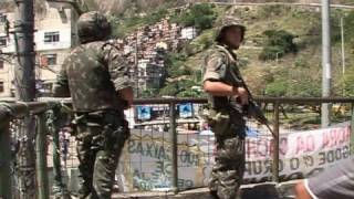 Wahlkampf unter ArmeeSchutz in den Favelas von Rio [upl. by Seen226]