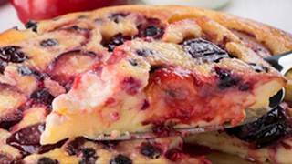 Recette  Clafoutis aux prunes [upl. by Aicinod]