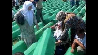 Tuzlarije u Srebrenici 11072010 potresne scene zabilježene u Potočarima [upl. by Dnalra]