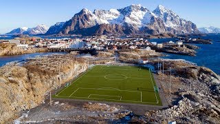 ¡INCREÍBLE El estadio Henningsvaer en las islas de Lofoten Noruega [upl. by Smitty590]