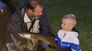 kleinzoon van Jan Bos vangt 2 leuke snoeken 🐟🌊 14062024 [upl. by Aetnahs]