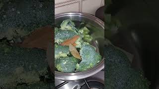 Che puzza 🤣🤣💪❤️ shortsyoutube mare pasta broccoli [upl. by Landrum]