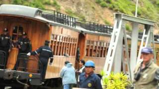 Tren y autoferro van desde Alausí a la Nariz del Diablo [upl. by Omor]