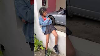 La niña de las botas negras 🙎🏽‍♀️👢🤣 meninadabota botasvaqueras botas shorts funny [upl. by Barde]