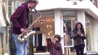 Kind en Saxofoon Saxophone Straatmuzikant busker street musician Utrecht wo 16 Okt 2024 [upl. by Luben]