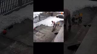 Inesperado video de mujer quitando nieve GRACIOSO humor funny shorts [upl. by Hound559]