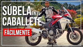 CÓMO SUBIR UNA MOTO EN EL CABALLETE CENTRAL Primeravezenmoto Ducati BMWMotorrad KTM [upl. by Ylas38]