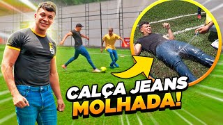 JOGANDO FUTEBOL DE CALÇA JEANS MOLHADA 💦👖deu até treta [upl. by Nuris684]