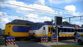 Spoorwegovergang Almelo  Dutch railroad crossing [upl. by Rokach]