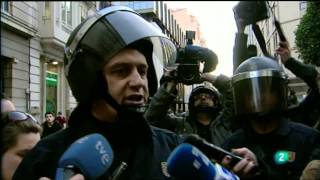 BRUTAL CARGA POLICIAL EN VALENCIA 20 2 2012 [upl. by Hernardo905]