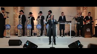 Lipa Schmeltzer performing Shualim live with Meilech Halpern and the Menagen Choir [upl. by Lebazej227]