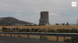 Espectacular demolición de una chimenea de refrigeración en CastillaLa Mancha [upl. by Rawlinson871]