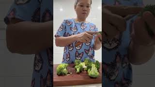 PREPARING BROCCOLI cooking dinner healthy satisfying youtubeshorts [upl. by Alrep]