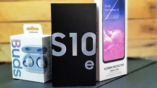 Samsung Galaxy S10e распаковка и первое впечатление [upl. by Ainwat915]