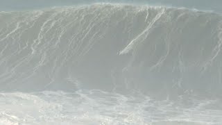 Onde giganti sulla spiaggia di Nazaré paradiso dei surfisti [upl. by Warder]