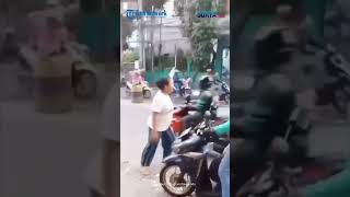 Detikdetik Emakemak Siram Air untuk Bubarkan Tawuran di Depan Masjid Pondok Pinang Jaksel [upl. by Papke709]