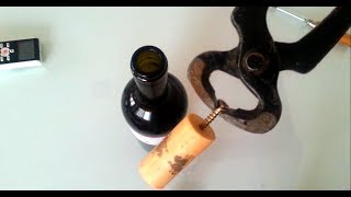 Cómo abrir una botella de vino sin sacacorchos How to open a wine bottle without a corkscrew [upl. by Ahsenit693]