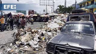 Compradores llenan mercado de Puerto Príncipe en medio de la basura para celebrar el día de la madre [upl. by Ynohtona]