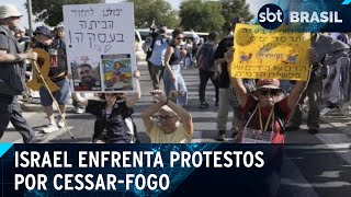 Israelenses bloqueiam ruas e anunciam greve geral após morte de reféns  SBT Brasil 020924 [upl. by Etka]