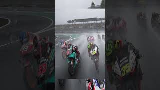 Valentino Rossi si scontra con Dovizioso motogprace [upl. by Alial]