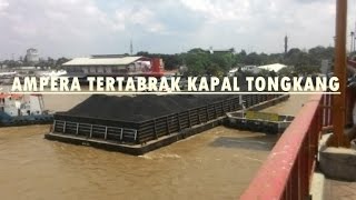 DetikDetik Kapal Tongkang Hantam Jembatan Ampera [upl. by Krum426]