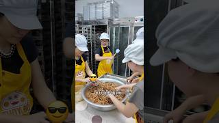 “Ma cũ bắt nạt ma mới” ngay tại xưởng mình luôn banhbaothuydo banhbaosourdough [upl. by Ihsar430]