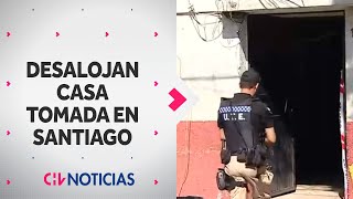 VIVÍAN 22 PERSONAS Desalojan casa tomada por subarrendatarios en Santiago Centro [upl. by Mcneil]