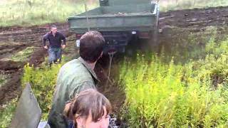 Kraz 255 im Schlamm versenkt Bergung mit dem Panzer BMP 2 [upl. by Aiotal]