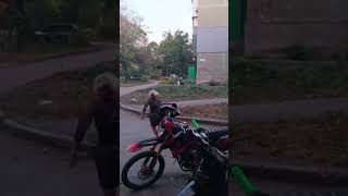 Я в шоке enduro automobile дпс мопед crash питбайк motovlog покатушки стант smartphone [upl. by Alomeda331]