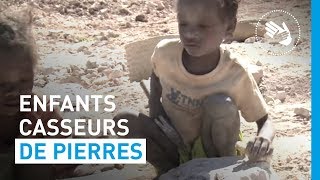 Il doit faire travailler ses enfants dans une carrière de pierre  UNICEF France [upl. by Akiemat242]