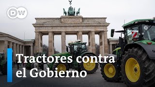 Los agricultores alemanes inician semana de protestas y bloqueos [upl. by Vanthe183]