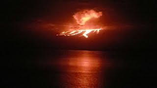 Lava in der Nacht Vulkanausbruch auf GalapagosInseln  AFP [upl. by Nwad]