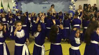 Apresentação de Encerramento da Educação Infantil  Música Era uma Vez Sandy e Jr [upl. by Elylrac]