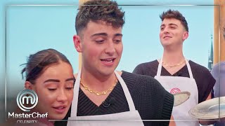 ¡Juanjo Bona entra en las cocinas con el delantal blanco  MasterChef Celebrity 9 [upl. by Yzzo]