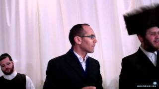 The Chosson Shimmy Engel amp Yishai Lapidot Sing Ale Katan In Yiddish [upl. by Lemcke276]