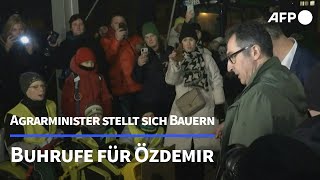 Buhrufe für Özdemir  Agrarminister stellt sich Bauern  AFP [upl. by Aehtla276]