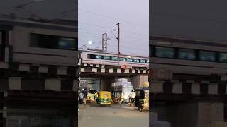 Electric Spark in Pantograph of Vande Bharat Express 20902 Gandhinagar Capital  Mumbai Central [upl. by Adrea]