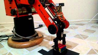 Robot arm putting a pattern in a Rubiks cube [upl. by Oby]