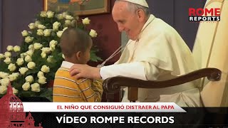 El vídeo del niño que consiguió distraer al Papa rompe records [upl. by Weksler47]