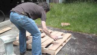 How to dismantle a pallet without splitting it without special tools and recover the nails [upl. by Kcirdorb]