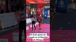 Gran gesto de Ricardo Rosado en el Maratón de Málaga maraton malaga gesto rosado running [upl. by Ava]