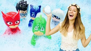 Los PJ Masks en la piscina de espuma y burbujas Guardería Infantil Videos de juguetes para niños [upl. by Nilac]