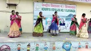 Sankranthi vachinde thumeda song dance for Sankranthi by Teertha [upl. by Ainitsirk819]