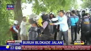 Demo Ribuan Buruh di Tol Merak Berujung Bentrok [upl. by Ailaza]