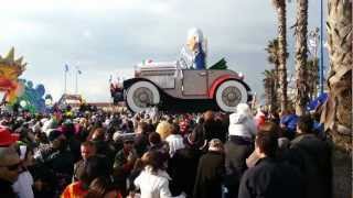 Carnevale di Viareggio 2013  un carro travolge il pubblico [upl. by Otinauj]