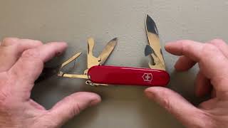 Review of the Victorinox Huntsman swiss army knife EDC [upl. by Ayela]