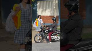 Salió del colegio para verse con el de la moto 😱 viral estudiantes colombia [upl. by Ynaiffit]